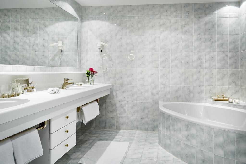 Hotel Hirlanda Zuers ภายนอก รูปภาพ