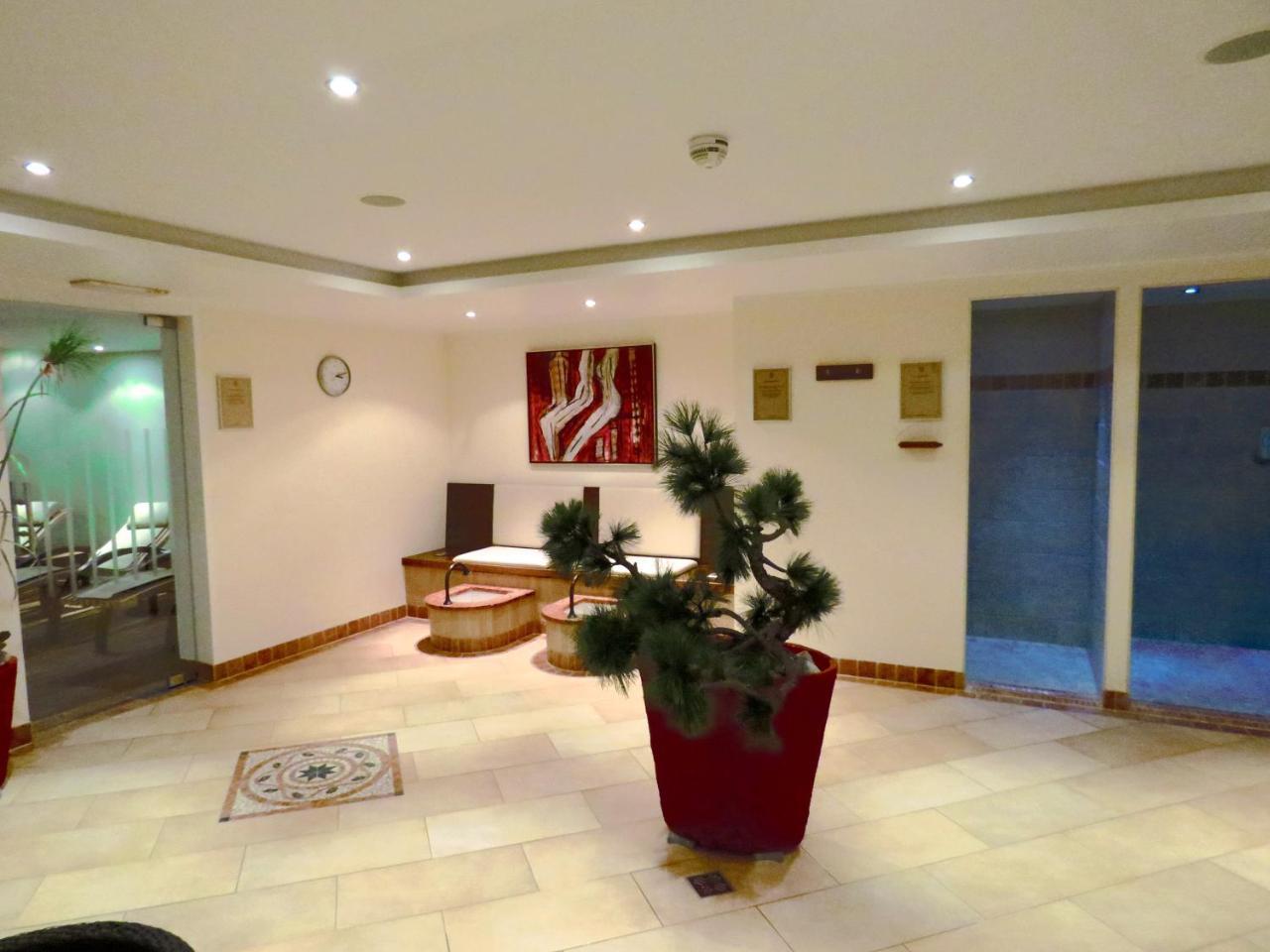 Hotel Hirlanda Zuers ภายนอก รูปภาพ